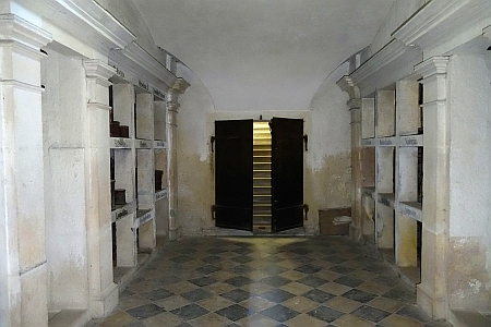 Hrobka Windisch-Graetzů v kryptě pod kaplí Všech svatých a sakristií v Kladrubském klášteře