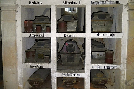 Hrobka Windisch-Graetzů v kryptě pod kaplí Všech svatých a sakristií v Kladrubském klášteře