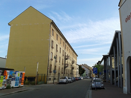 Dnešní vzhled Otakarovy ulice v Českých Budějovicích u ústí do Rudolfovské (čp. 1 vlevo je dům z 50. let 20. století ve slohu zvaném "sorela", tj. socialistický realismus)