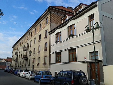 Dnešní vzhled Otakarovy ulice v Českých Budějovicích u ústí do Rudolfovské (čp. 1 vlevo je dům z 50. let 20. století ve slohu zvaném "sorela", tj. socialistický realismus)