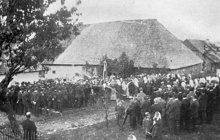 Tady se v roce 1925, tj. čtyři roky předtím, než se narodila, sešli
místní k slavnosti založení místního hasičského sboru