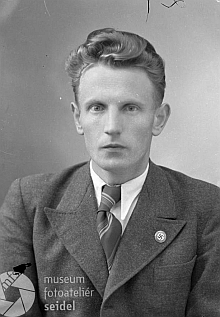 Dvě jeho podobenky ve funkci okresního selského vedoucího (Kreisbauernführer) v "říšském" už městě "Krummau an der Moldau" i s jistě nezbytným stranickým odznakem na klopě kabátu jsou datovány dnem 20. května 1940