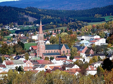 Na tomto snímku Zwieselu lze zahlédnout vpravo hřbitov, kde je pochován