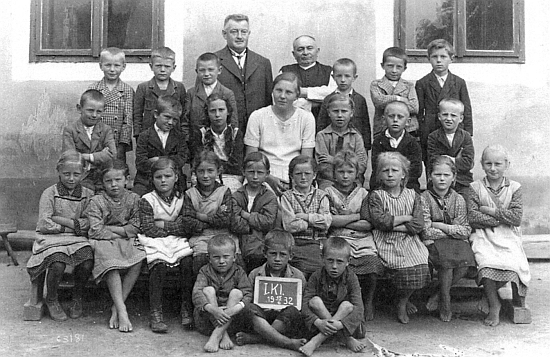 Se žáky (většinou bosými) německé obecné školy ve Strýčicích roku 1932 a jejím řídícím učitelem Zewlem i učitelkou Woratschekovou