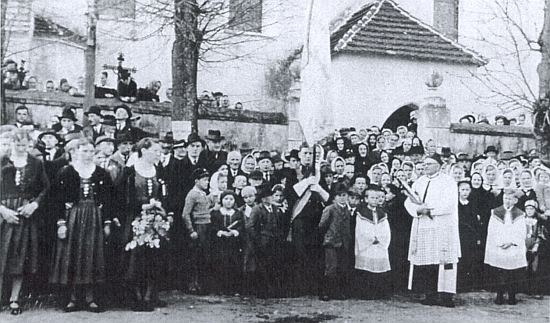 Děkan Winter před kostelem ve Strýčicích o Velikonocích někdy v půli třicátých let 20. století