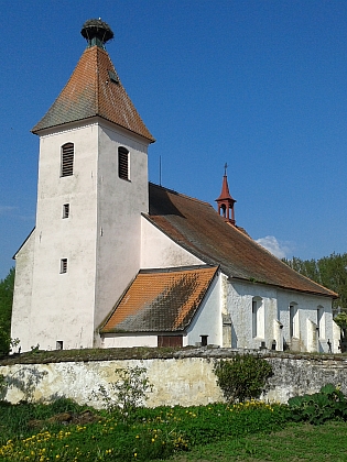 Strýčický kostel sv. apoštolů Petra a Pavla na snímcích z let 2014 a 2020