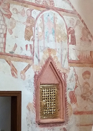 ... sanktuárium ze 14. nebo 15. století a boční oltář sv. Jana Nepomuckého ve strýčickém kostele