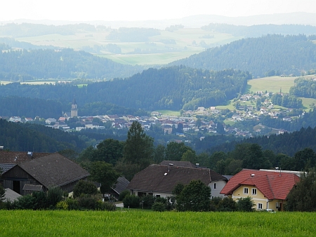 Rodný Haslach v ranním oparu na dosah od šumavských hřebenů (fotografováno od Hörleinsödt)