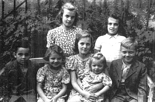 Vnoučata Josefa a Terezie Brandlové, roz. Tauschové, stojící odleva Hilda a Anna Bayerovy, sedící odleva Adolf, Gerlinde, Resi, Gerti a Franz na snímku asi z roku 1947