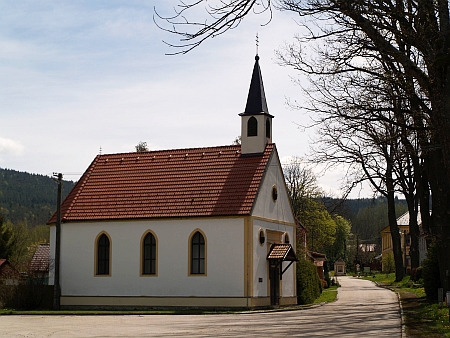 Opravená návesní kaple v rodné Bělé u Malont