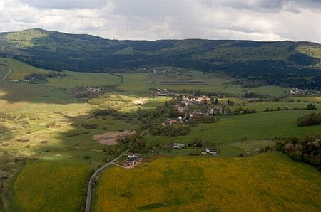 Nemanice pod hřebenem Haltravy (882 m) v údolí Nemanického potoka,
který teče do Bavor