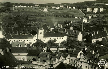 Kříž je zachycen i při "pohledu ze zámecké věže" na snímku krumlovského fotografa Micko ze sbírek Regionálního muzea v Českém Krumlově