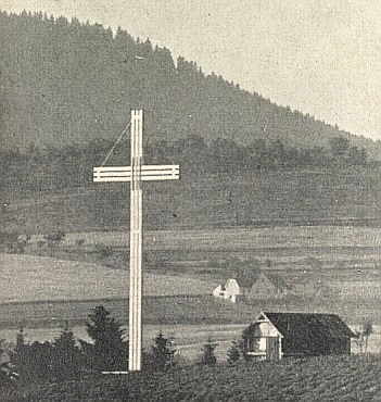 Vzácný snímek kříže nad Krumlovem, zničeného i s cementovým podstavcem a základním kamenem budoucího konviktu biskupa J. N. Neumanna brzy po připojení Šumavy k nacistické "Říši"