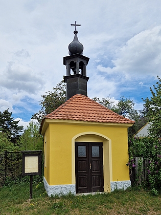 Těšínovská kaple a pohled od ní směrem k půl kilometru vzálenému rodnému domu