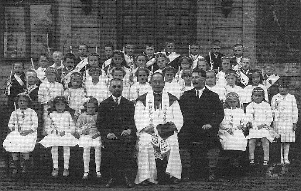 První svaté přijímání dětí ze škol v Malšíně a Kyselově roku 1921 - vpředu zleva Franz Witzany, Benedikt Kastner a Hans Rundensteiner