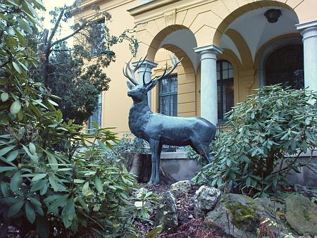 "Šumavskou" atmosféru navozuje socha jelena před Hardtmuthovou vilou