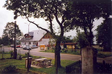 Někdejší Woldrichův hostinec (v roce 2009 U Špirků) při pohledu z okna fary, kde jsem strávil tolikero dovolených