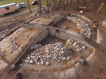 Před připravovanou stavbou dálnice proběhl v roce 2017 archeologický průzkum mohyl u Plava,...