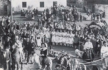 Masopustní průvod v Rychnově u Nových Hradů v roce 1936