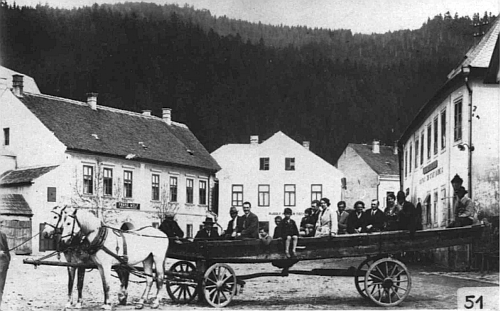 Rodný dům v Rožmberku nad Vltavou čp. 2 je na snímku z roku 1935 zachycen vlevo