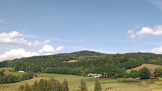 Na snímku kraje pod vrchem Na Rozhledu nedaleko Rožmberka nad Vltavou je dvůr Metlice úplně vlevo