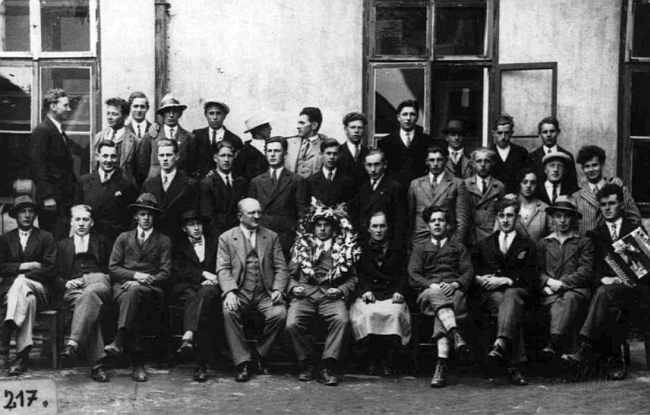 Rekruti z Rožmberka nad Vltavou ročníku 1913 na snímku z května 1933 - Anton Wolf stojí v prostřední řadě druhý zleva