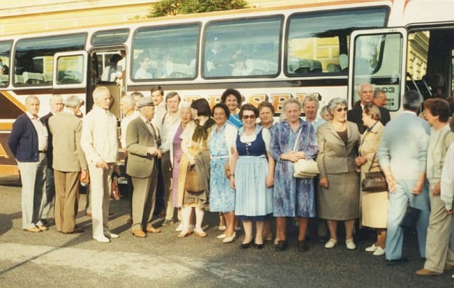 S v rodném městě roku 1988 na zájezdu s rodáky - on stojí třetí zleva v obleku bohužel zády