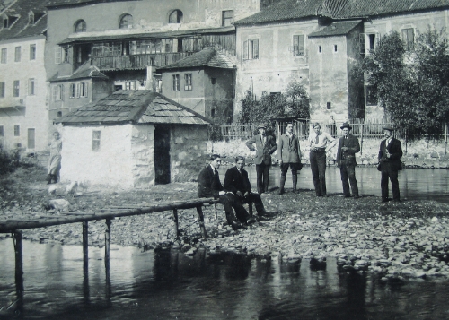 Na snímku vidíme otce Josefa Wolfa s jeho syny a spolupracovníky, Franz Wolf je snad ten třetí zprava, na břehu řeky Vltavy, protékající Českým Krumlovem