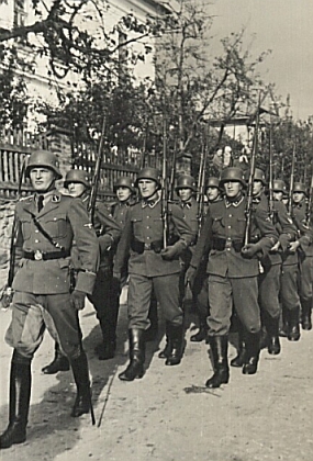 Co také předcházelo jím zmíněné "české invazi" do Dešenic v létě 1945, dokumentují tyto snímky z podzimu roku 1938 ve školní kronice