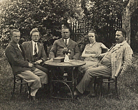 Na snímku učitelského sboru dešenické školy v roce 1931 sedí první zprava (uprostřed je řídící Georg Rauscher)