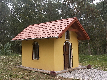 Zaniklý kostel Panny Marie Pomocné v Pleši a kaple, která stojí na jeho místě