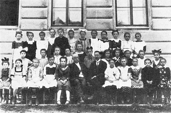 Na snímku se 3. třídou nýrské dívčí měšťanky ze školního roku 1920/1921 sedí dole uprostřed vedle svého tchána Heinricha Tschidy
