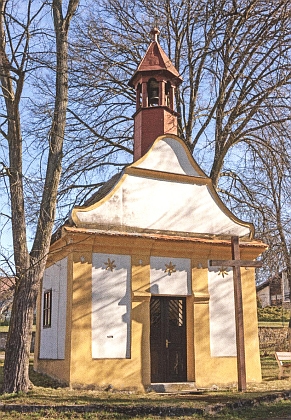 Návesní kaple v rodném Velechvíně
