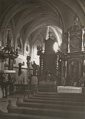 Dva pohledy do interiéru kostela v Hoře Svatého Václava