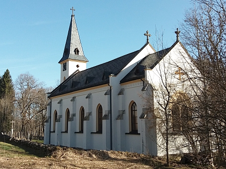 Kostel a hřbitov ve Zvonkové v roce 2015