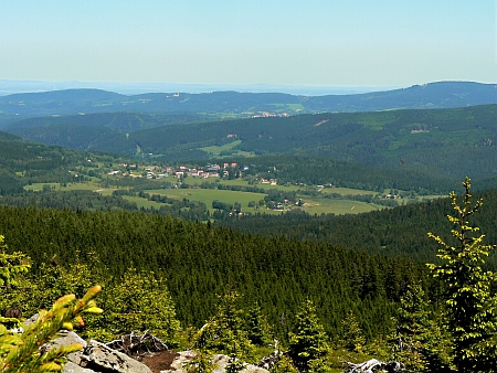 Pohled na Srní, Kašperské Hory a Kašperk v pozadí z hory Oblík (Steiningberg)