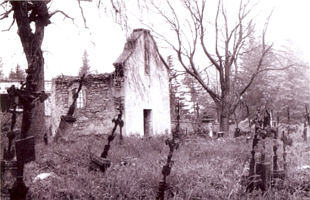 Už zdevastovaný historický hřbitov v Srní byl "orwellovského" roku 1984 doslova "vybagrován" těžkou technikou