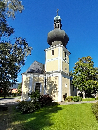 Kostel Nejsvětější Trojice v Srní dnes - na fotografii interiéru je ovšem Madona z Hauswaldské kaple na bočním oltáři nalevo