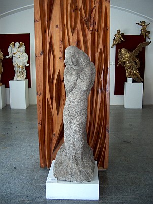 Plastiky ze hřbitova v Srní, dnes umístěné v kašperskohorském Muzeu Šumavy