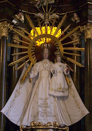 Worathova socha Panny Marie s Jezulátkem na oltáři poutního kostela Maria Trost u Rohrbachu