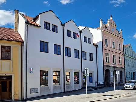 Jižní část trhovosvinenského náměstí s domem čp. 91 na snímku ze šedesátých let 20. století a dnes (2026)