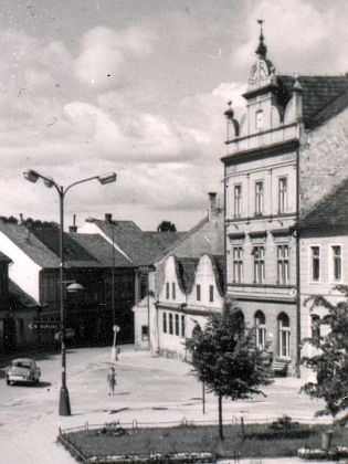 Jižní část trhovosvinenského náměstí s domem čp. 91 na snímku ze šedesátých let 20. století a dnes (2026)