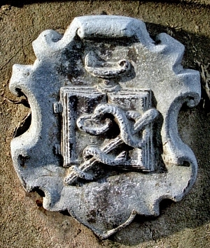 Detail jednoho z náhrobků židovského hřbitova ve Volyni zachycuje zřejmě symbol lékařství, jemuž se věnovalo tolik jihočeských Židů, tj. Aeskulapovu hůl