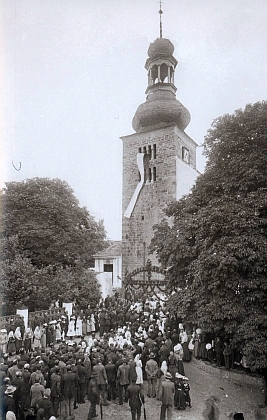 Románsko-barokní věž svojšínského kostela s vlajkou u příležitosti 50. výročí narození císaře Františka Josefa I. v roce 1880