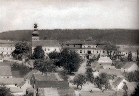 Pohlednice zachycující kolem roku 1900 střed obce Svojšína s farou, kostelem a zámkem