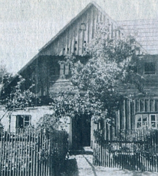 Synagoga v Novém Sedlišti na snímku z roku 1914 a jeden z židovských dřevěných domů na plácku před kovárnou