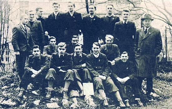 Z učitelského ústavu ve Stříbře narukovali všichni, i on tehdy patnáctiletý na snímku vlevo, k říšské pracovní služvě