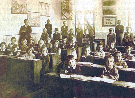 On je ten vpravo v první řadě lavic v obecné škole v Novém Sedlišti