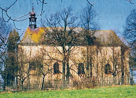 Kostel Nejsvětější trojice v Novém Sedlišti na snímku z roku 1970...