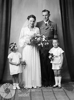Svatební foto z 4. července 1939, na němž je v uniformě okresního šéfa nacistické propagandy, jeho ženou se stala Lorie, dcera správce schwarzenberského pivovaru v Českém Krumlově